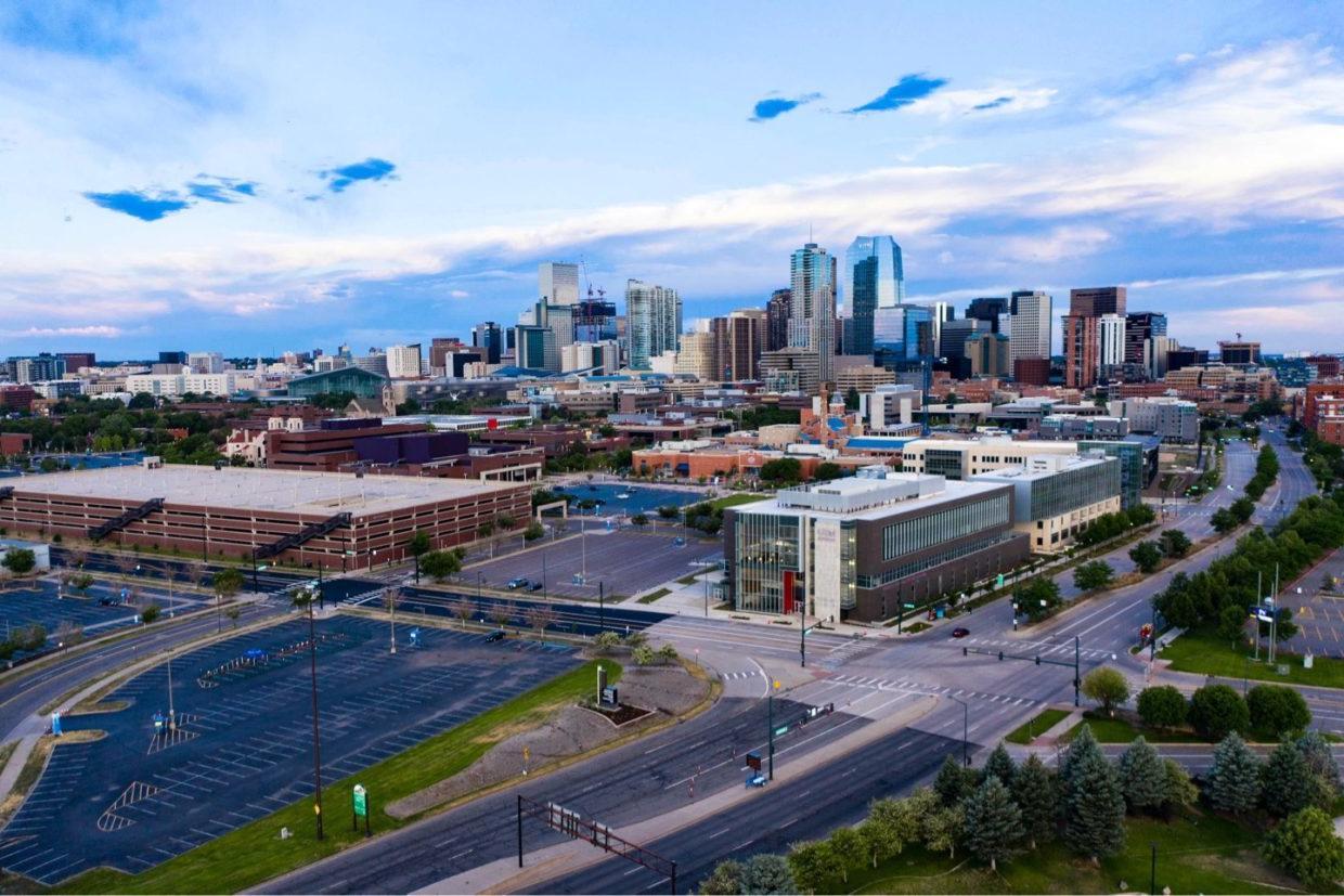 Drone photo of the 丹佛 skyline and Auraria campus