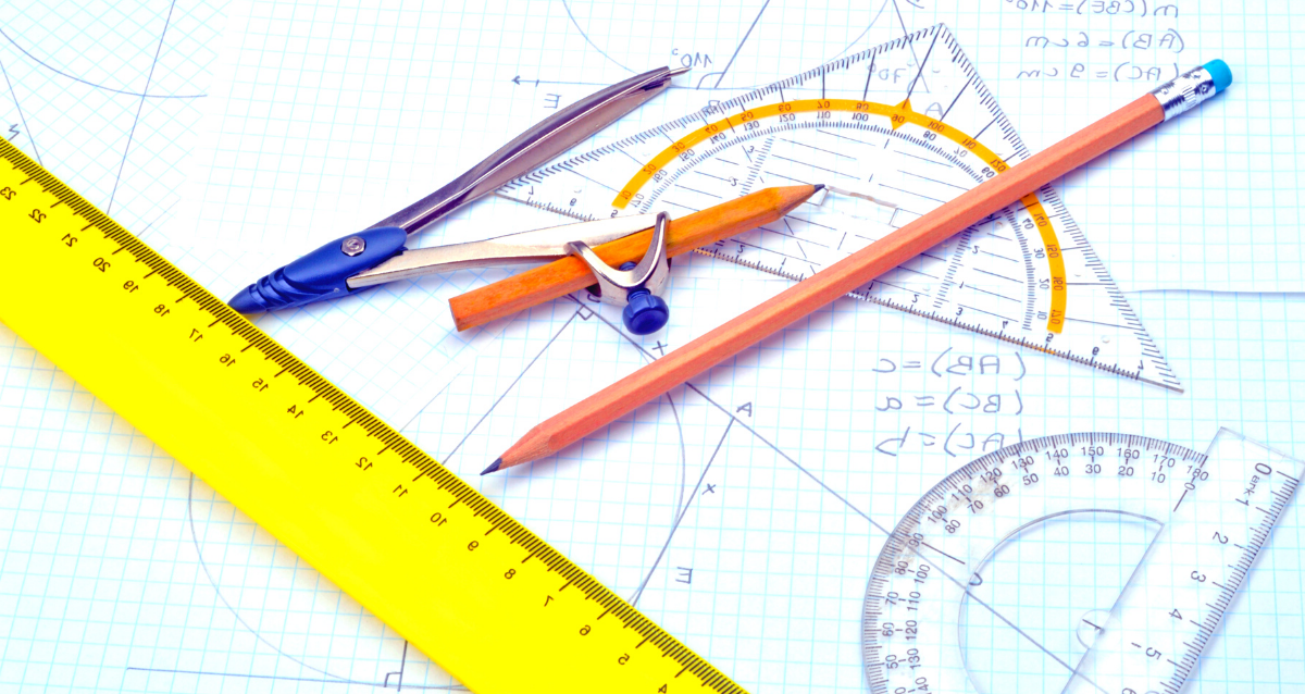 铅笔、尺子、量角器和方格纸