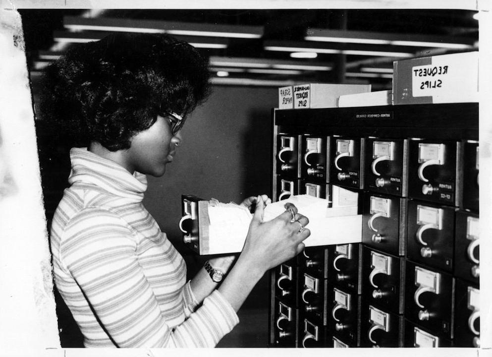 学生在丹佛州立大学的第一个图书馆里搜索文本