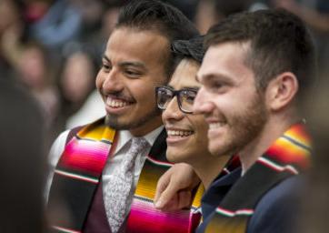 三位毕业生在2019年春季密歇根州立大学丹佛拉丁裔毕业典礼上微笑