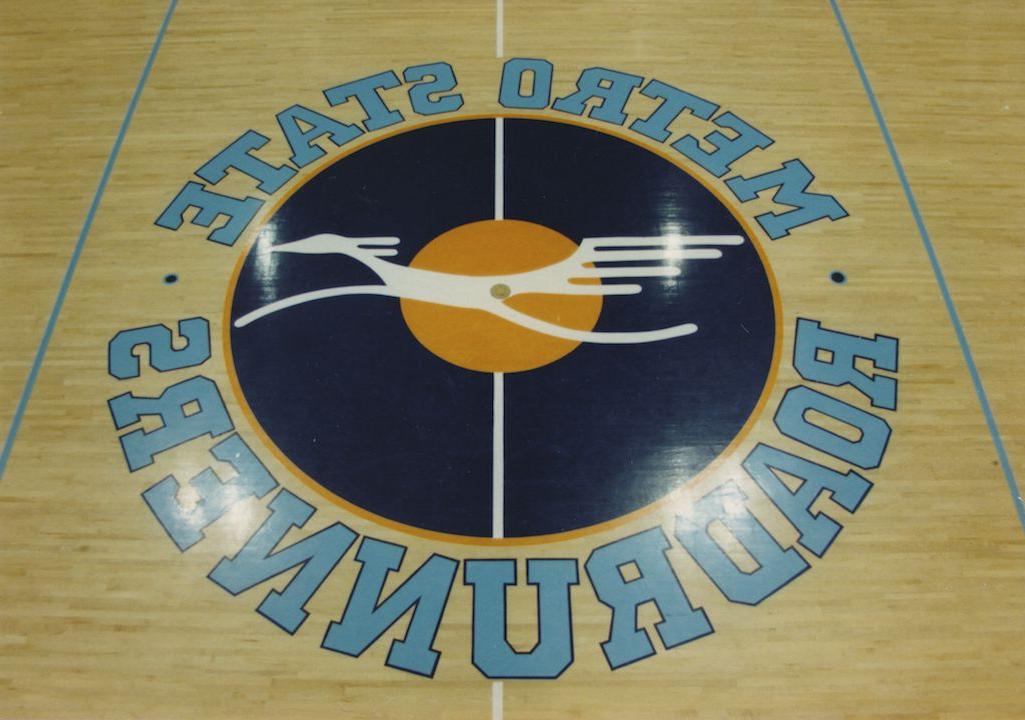 体育馆地板上的Metro State Roadrunners标志