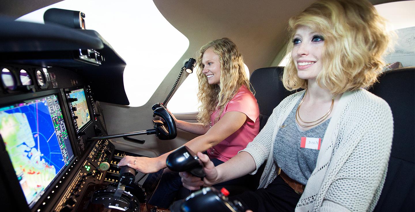 两名学生操作飞行模拟器