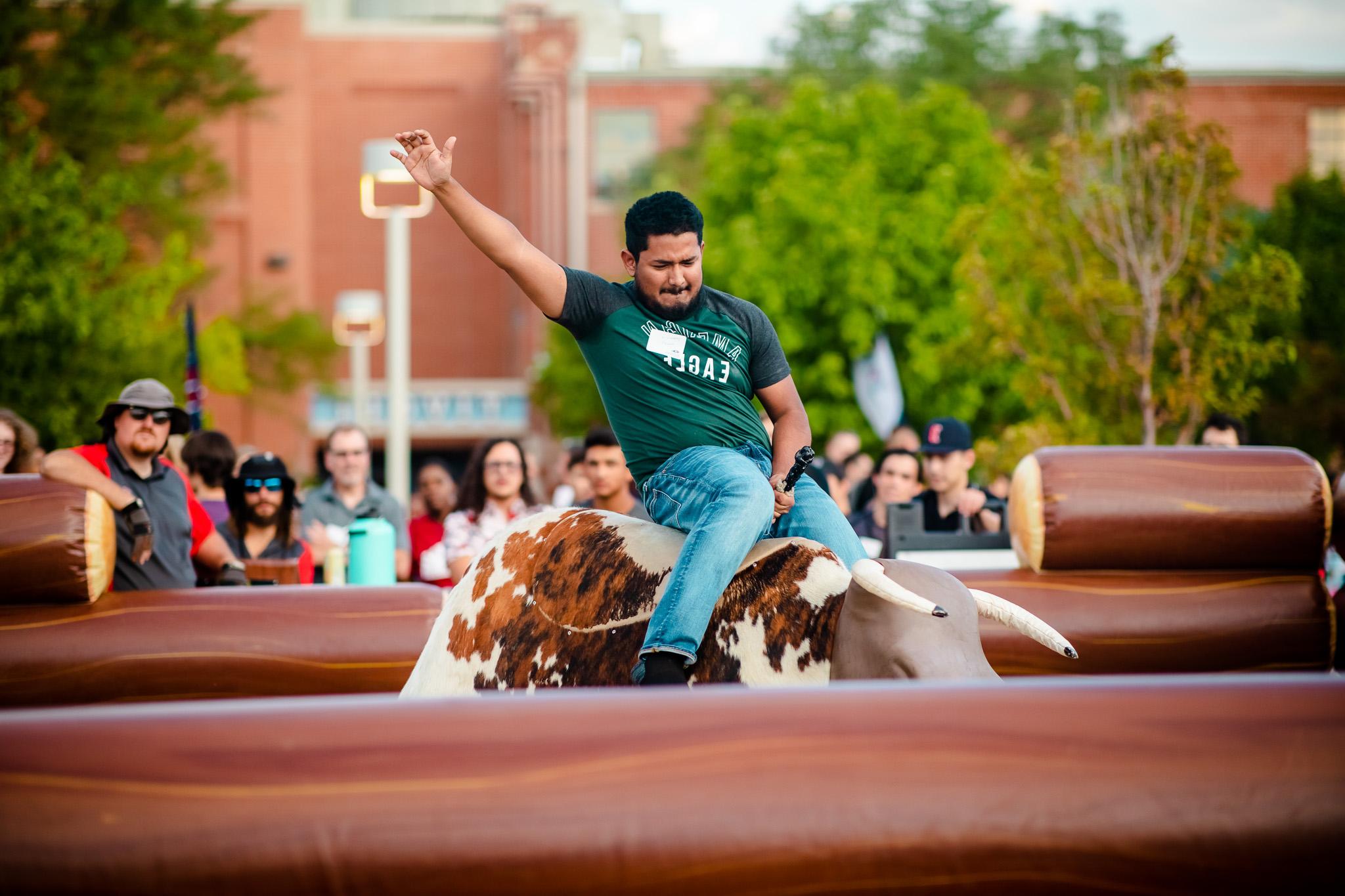 学生在毕业典礼上骑着机械牛