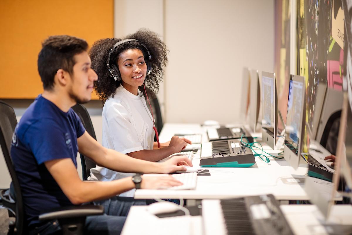 学生们在计算机实验室一起学习.