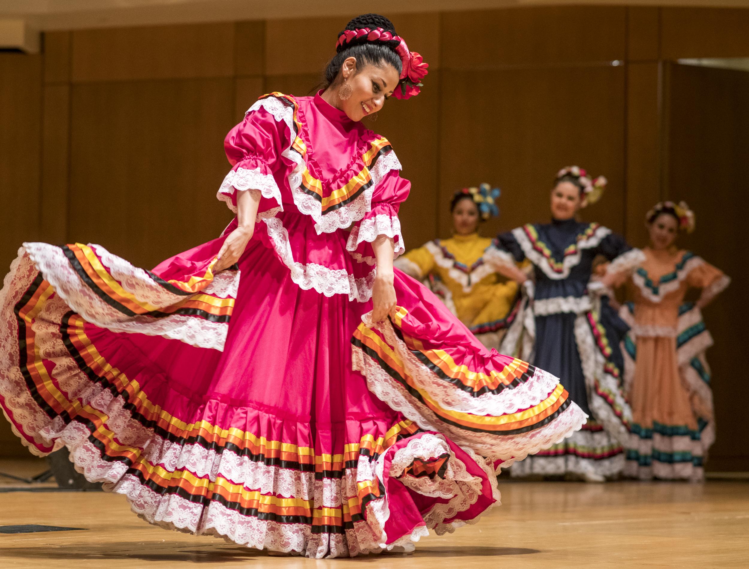 民间舞蹈家穿着粉红色的传统服装