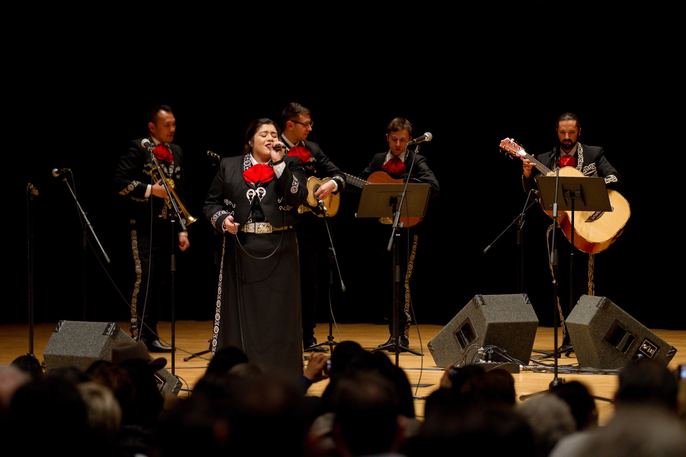 亚历杭德拉·索利斯与墨西哥流浪乐队Los Correcaminos在国王中心的墨西哥流浪乐队音乐节上演唱