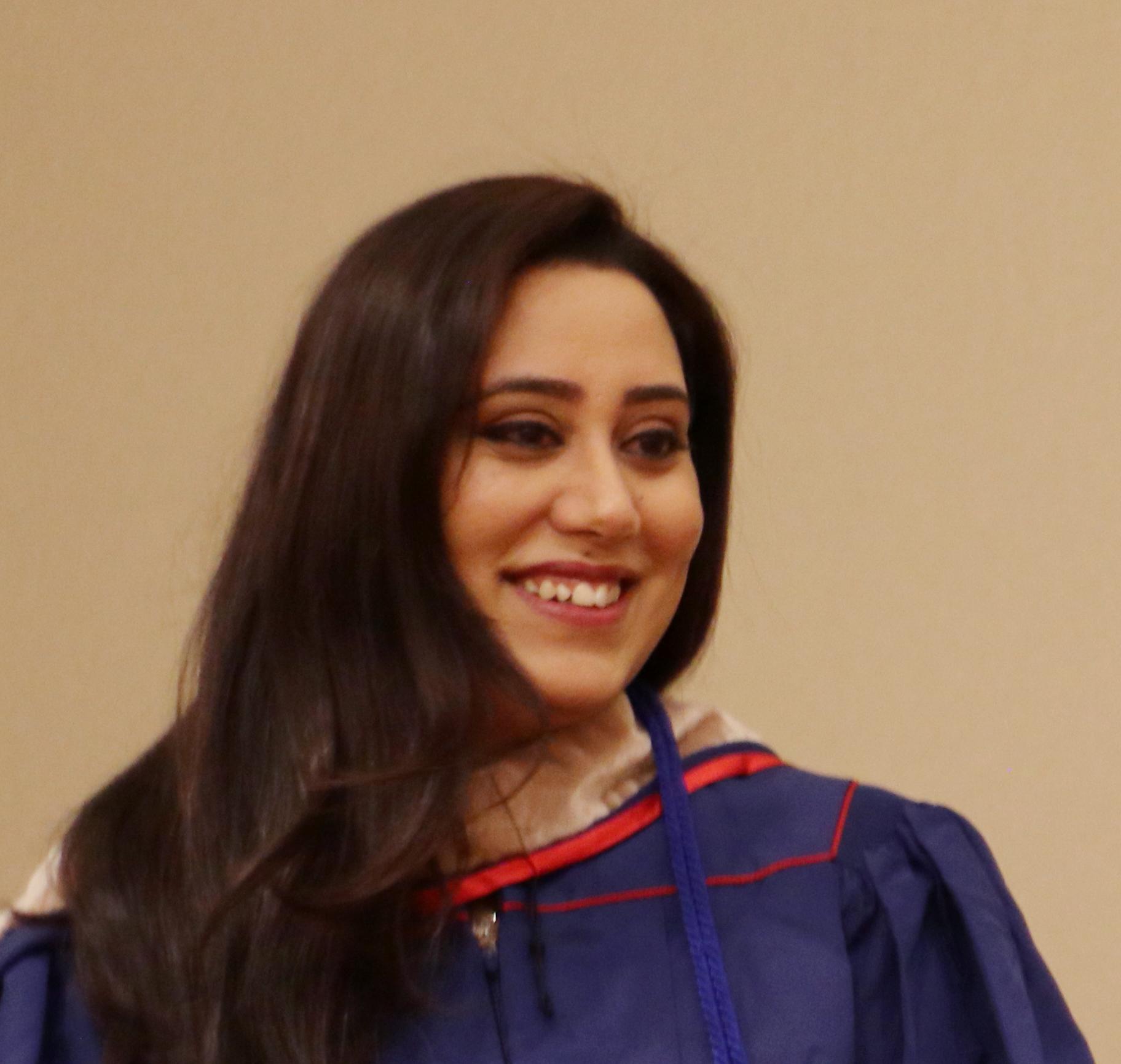 斯瓦蒂·苏瑞在2018年MBA毕业典礼上的肖像.