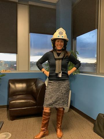 密歇根州立大学校长. 戴着消防头盔的珍妮·戴维森.