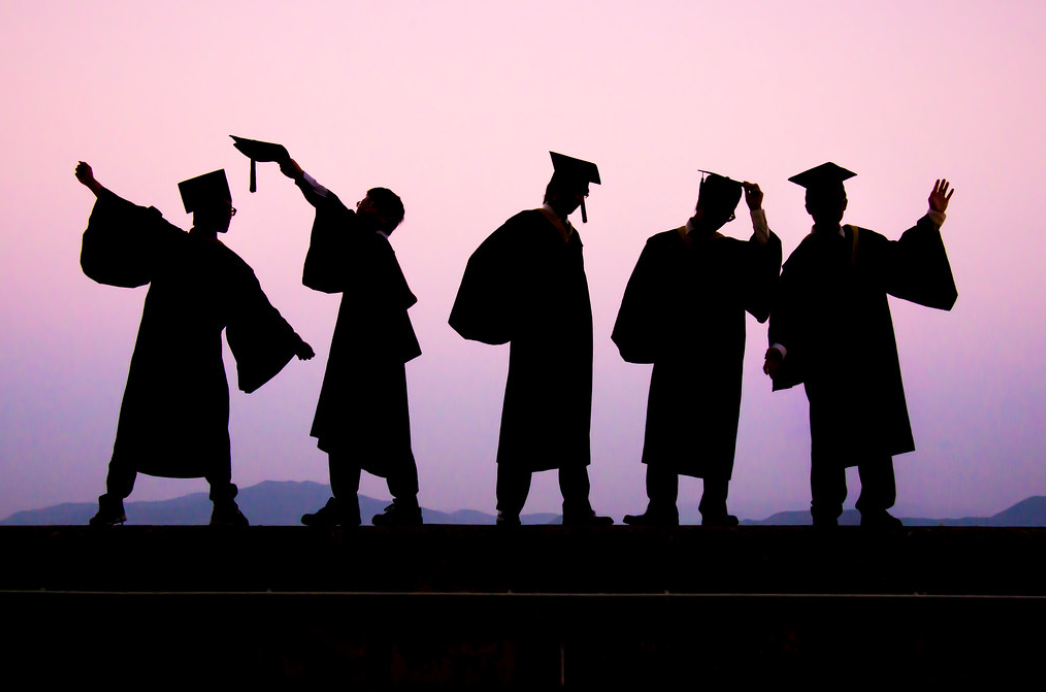 五个穿着毕业典礼礼服的毕业生的影子