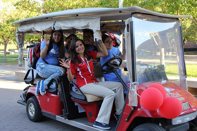 学生和团队成员在密歇根州立大学丹佛高尔夫球车