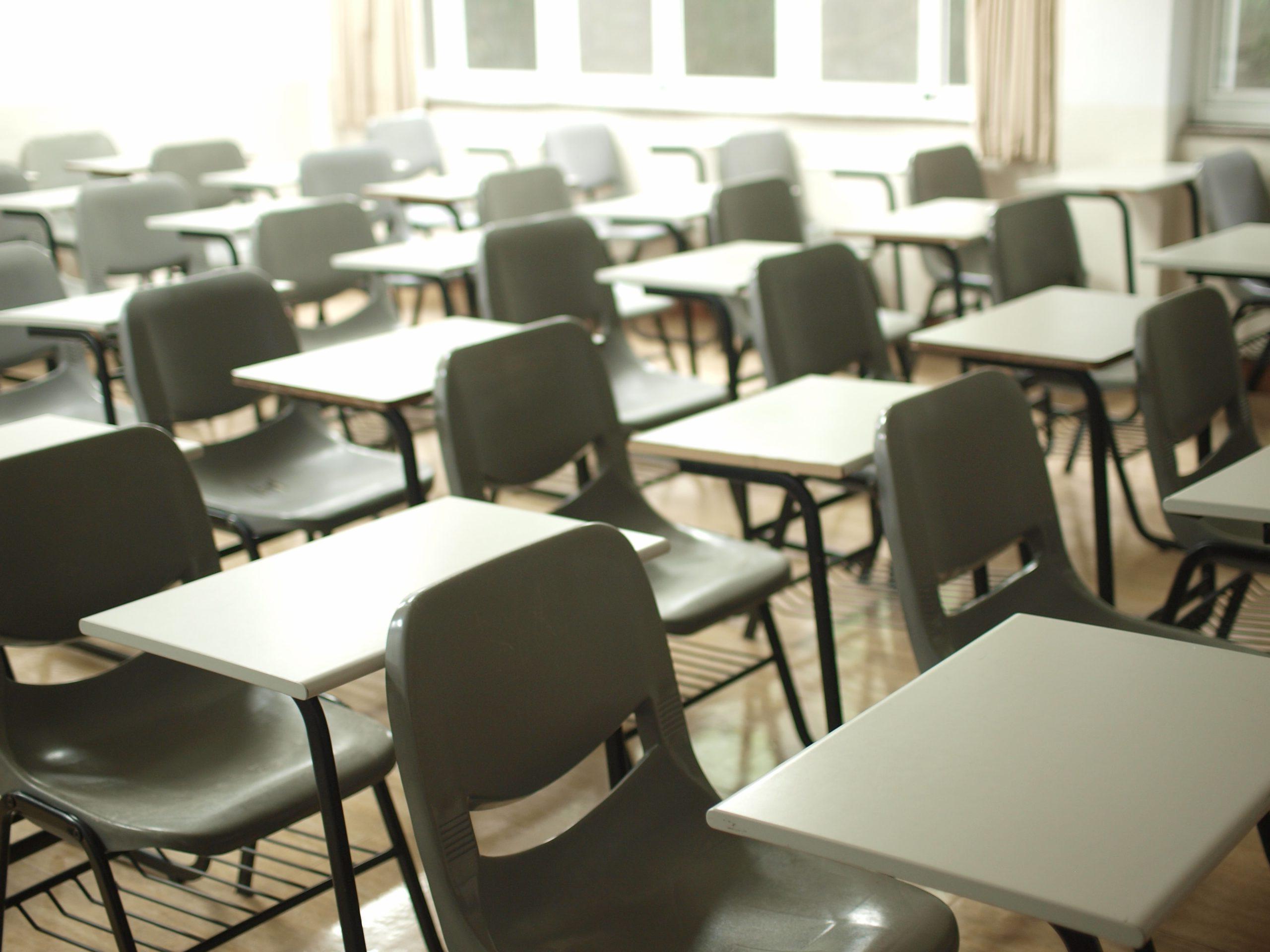 教室里一排排的空课桌椅