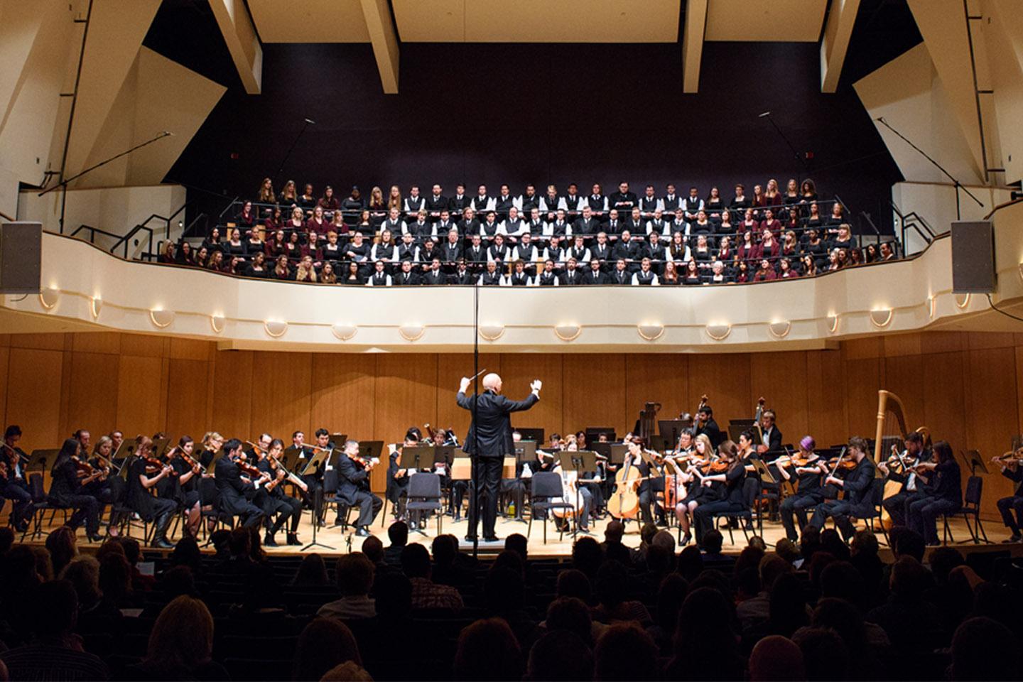 全交响乐团和合唱团在国王中心音乐厅表演