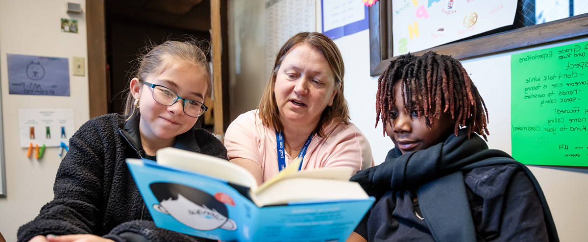 密歇根州立大学丹佛分校的学生Patricia Formosa在教室里给孩子们读书.