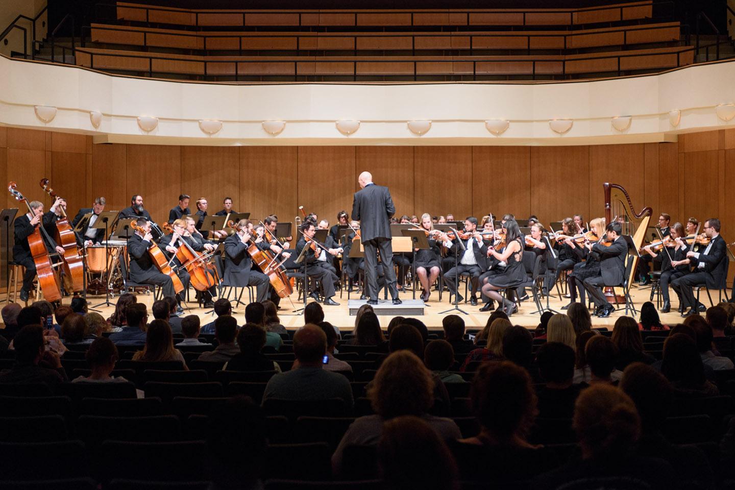 密歇根州立大学丹佛交响乐团在国王中心音乐厅表演音乐会