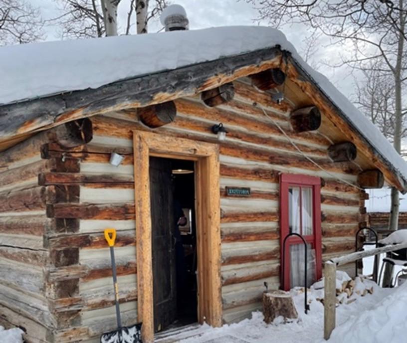 白雪覆盖的小木屋的照片