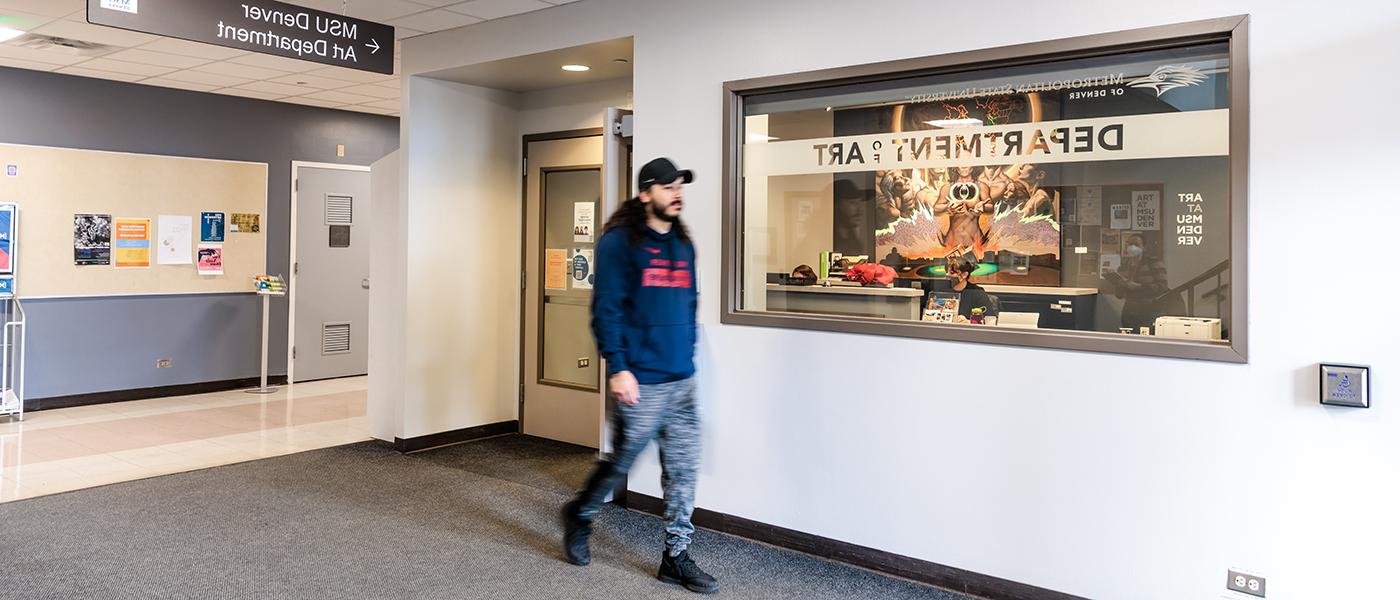 一名学生漫步经过密歇根州立大学丹佛艺术学院的主办公室外面.