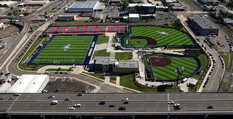 带垒球场的综合运动场鸟瞰图, 棒球场, 足球场和网球场.