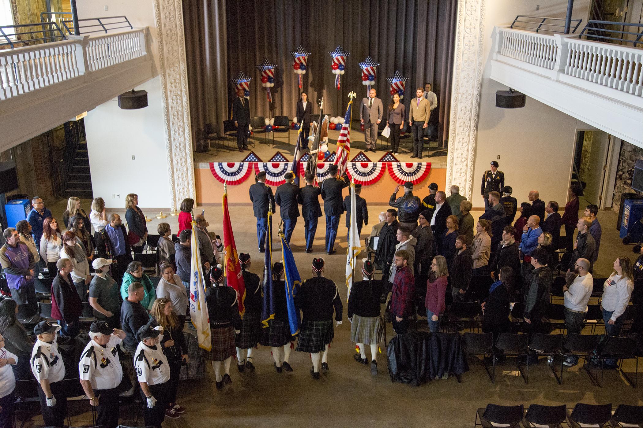 在奥瑞瑞亚校园举行的三机构退伍军人节仪式开始时，军事仪仗队举着旗帜行进, 丹佛, 科罗拉多州. 11月. 11, 2017.