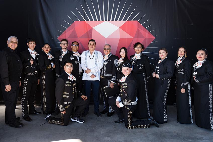 墨西哥流浪乐队Estelares de Colorado在宝石横幅前摆姿势