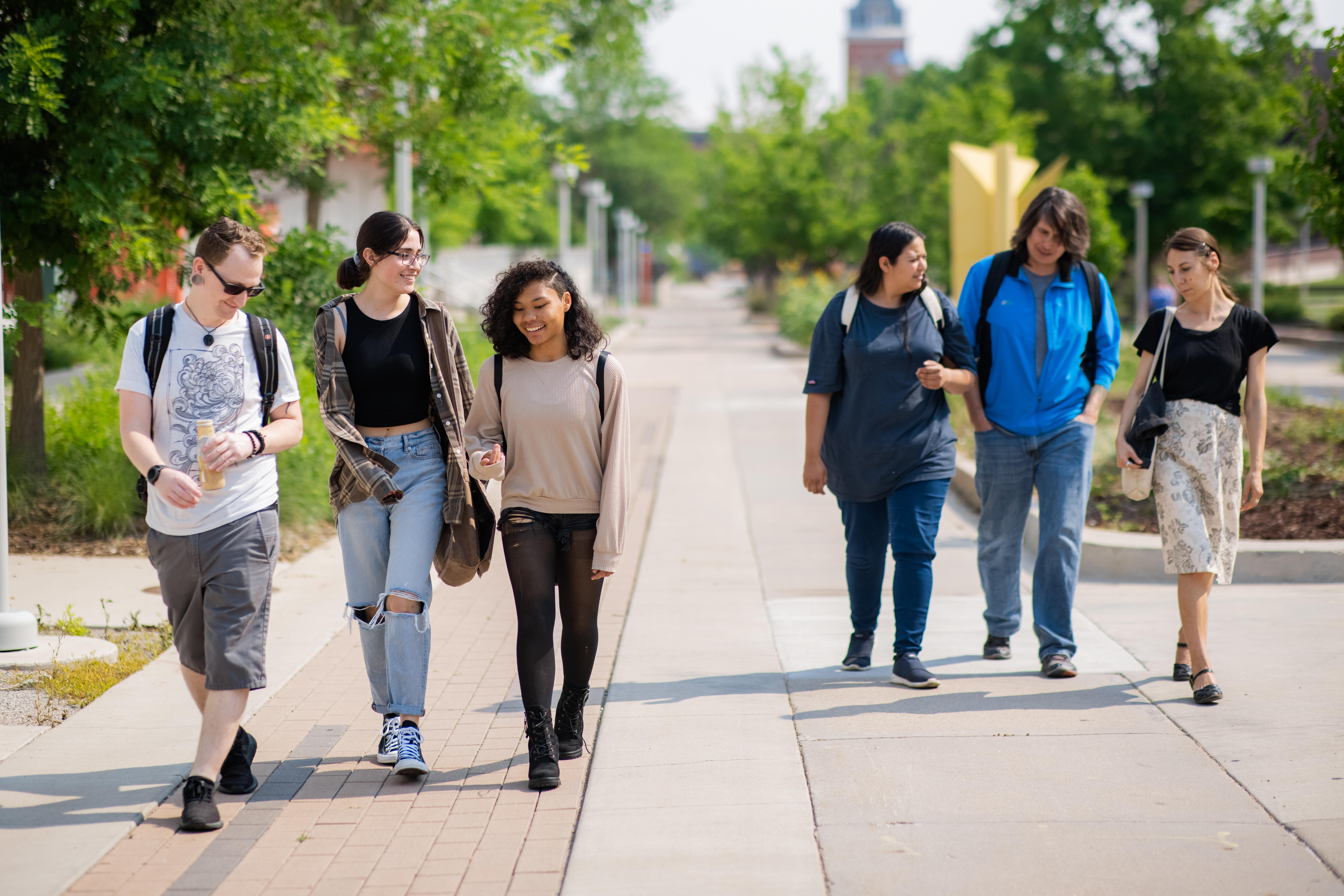 学生们走在密歇根州立大学丹佛校区