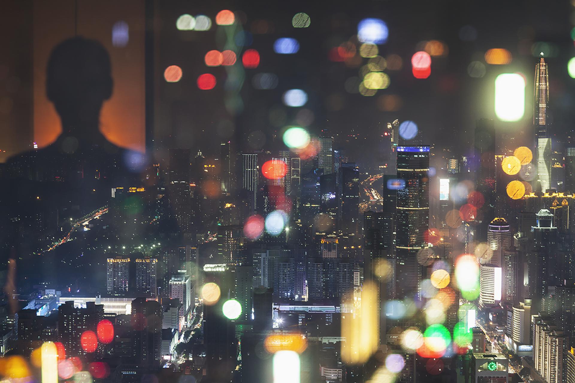 城市夜景中，人的头部在玻璃窗上的剪影, 多层次的影响, 合成图像
