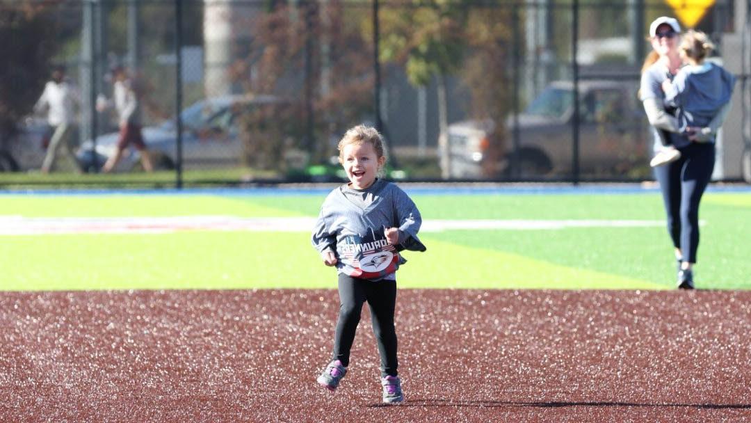 小女孩在2023路跑者5公里垒球场上奔跑