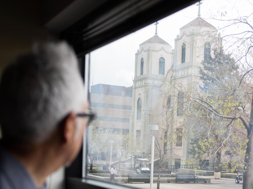 密歇根州立大学丹佛分校的艺术教授和校友卡洛斯·弗雷斯克斯看着圣. 凯捷从他办公室的窗户出去了.
