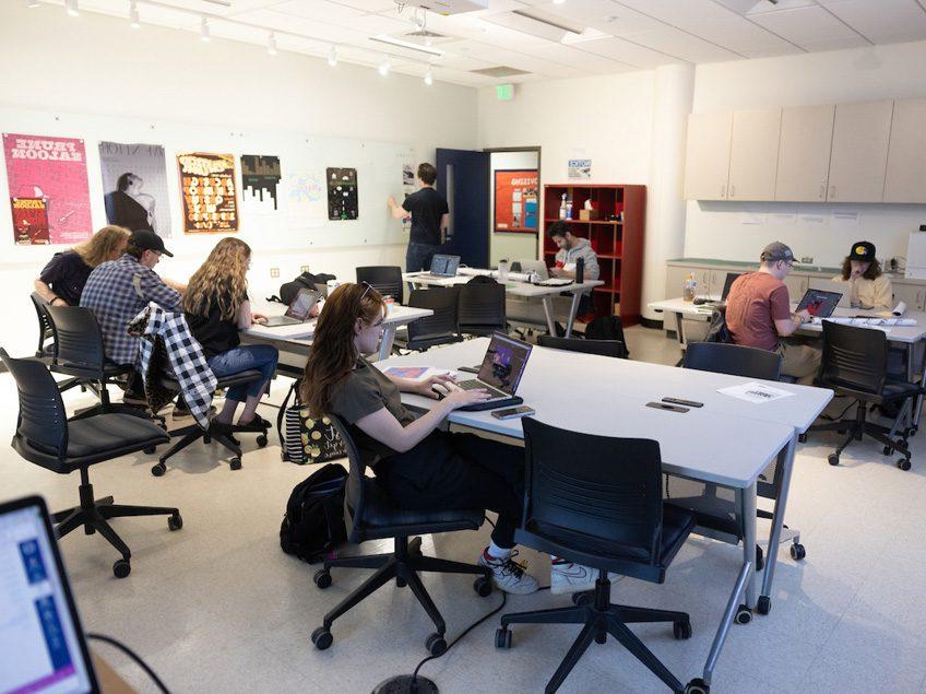 平面设计专业学生交流设计实验室的广阔视野.
