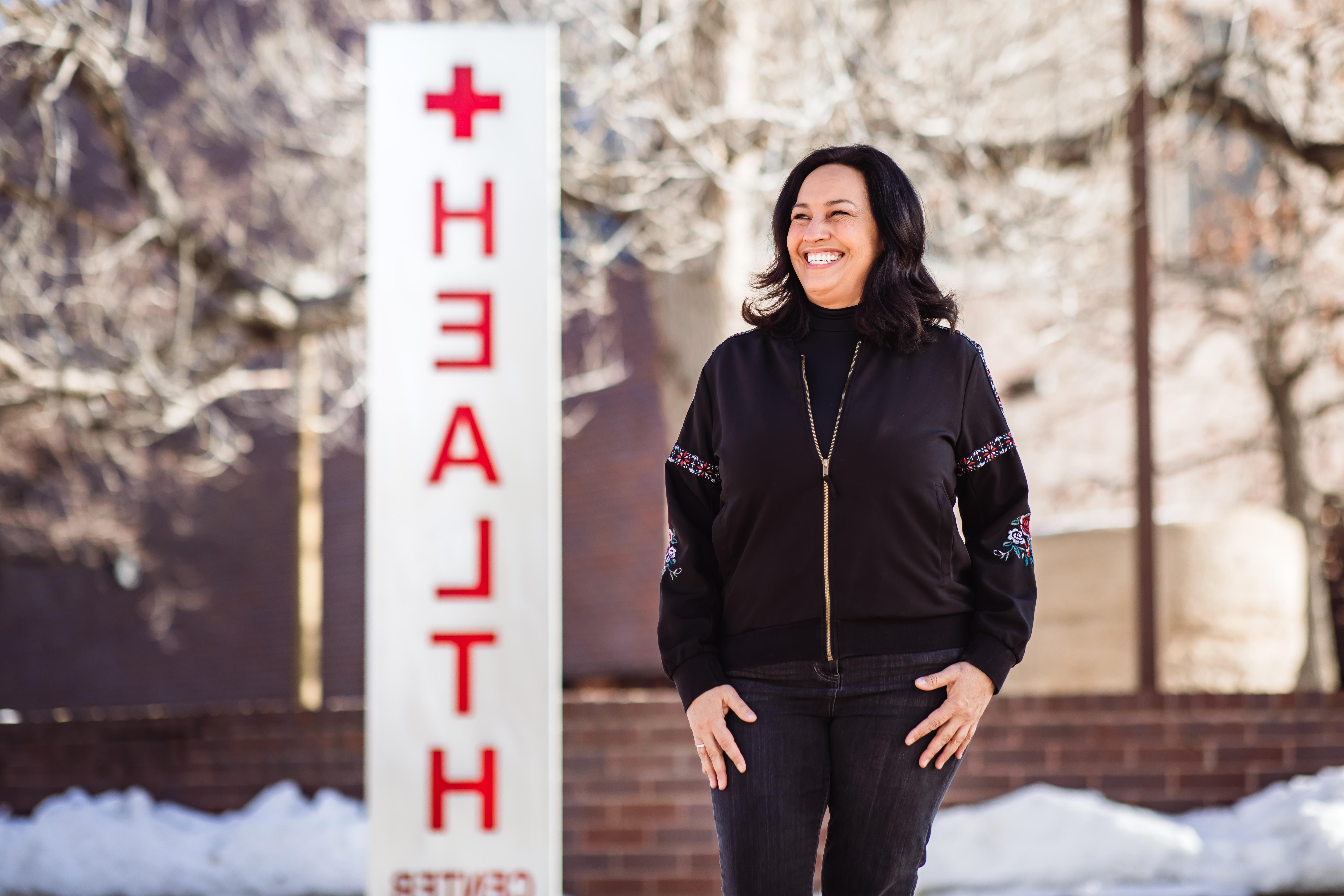 密歇根州立大学丹佛分校的生活方式医学专业, 玛丽亚Freyta, 被选为美国银行项目的三位导师之一. Freyta将指导三个主修健康领域的学生. 艾莉森·麦克拉伦摄