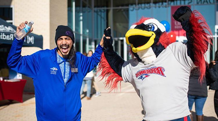 罗迪和密歇根州立大学丹佛分校的导游在开放日拥抱
