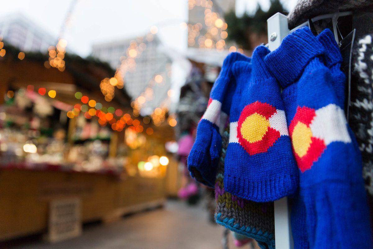 在市中心的节日彩灯前穿着带有科罗拉多标志的冬季服装