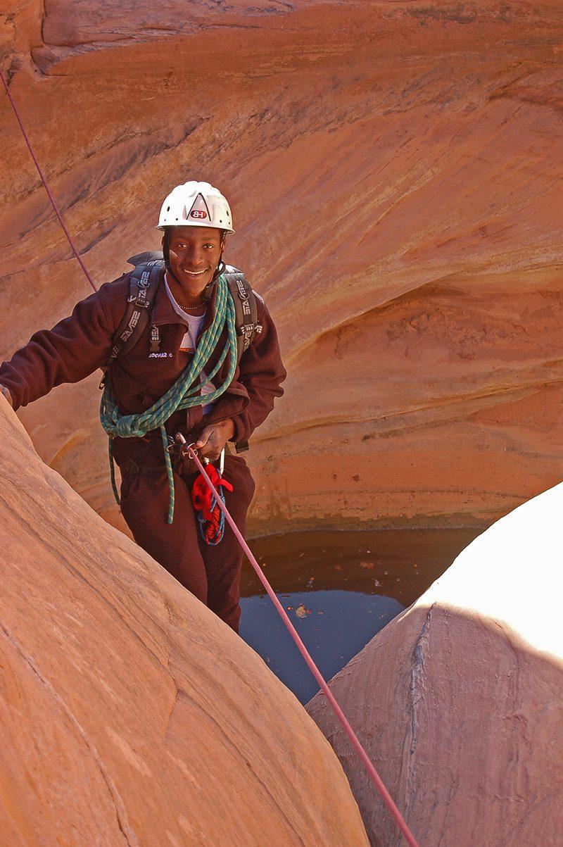 一个人用绳索降入峡谷
